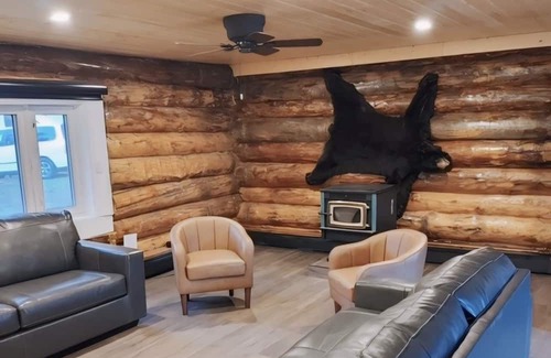 Central Alberta Kabine | Cozy Log Guesthouse with River Views