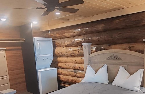 Central Alberta Kabine | Cozy Log Guesthouse with River Views