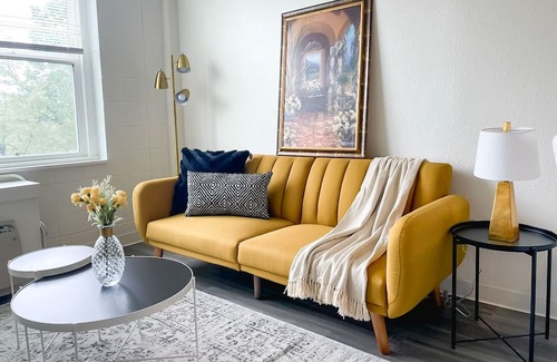 Corryville Wohnung | Sleepover: Luxurious 1BD/1BA + Gym - Cincinnati