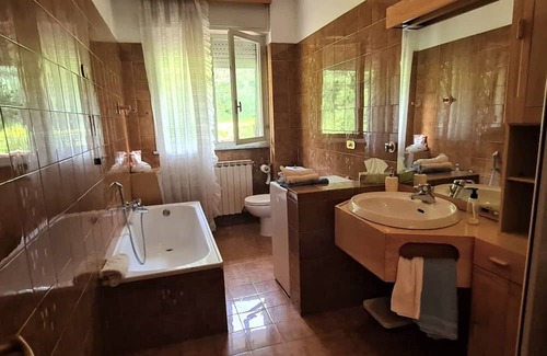 Maglietola Wohnung | Apartment in Monzone with 2 bedrooms sleeps 5