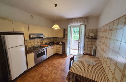 Maglietola Wohnung | Apartment in Monzone with 2 bedrooms sleeps 5