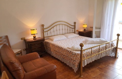 Maglietola Wohnung | Apartment in Monzone with 2 bedrooms sleeps 5