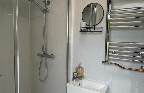 Toppesfield Wohnmobilvermietung | Luxury Bell Tent: Countryside Escape with Private Kitchen & Bathroom.