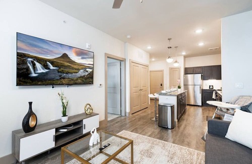 Lewisville Wohnung | Luxurious Lakeside Retreat: 1BD Pool & Gym