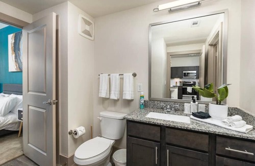 Lewisville Wohnung | Luxurious Lakeside Retreat: 1BD Pool & Gym