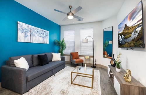 Lewisville Wohnung | Luxurious Lakeside Retreat: 1BD Pool & Gym