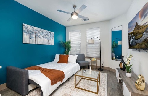 Lewisville Wohnung | Luxurious Lakeside Retreat: 1BD Pool & Gym