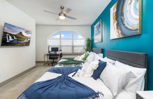 Lewisville Wohnung | Luxurious Lakeside Retreat: 1BD Pool & Gym