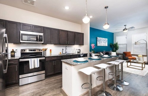 Lewisville Wohnung | Luxurious Lakeside Retreat: 1BD Pool & Gym