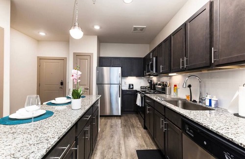 Lewisville Wohnung | Luxurious Lakeside Retreat: 1BD Pool & Gym