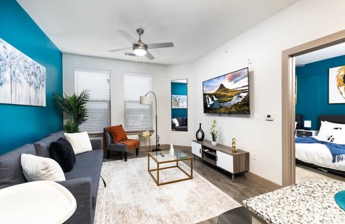 Lewisville Wohnung | Luxurious Lakeside Retreat: 1BD Pool & Gym