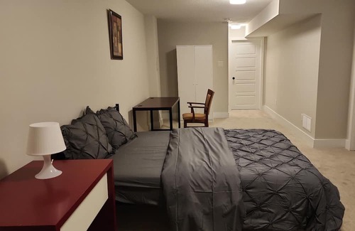 Ottawa Division Wohnung | Bright Basement Oasis with Private Bath/Self Check-In & Wifi & Parking in Kanata