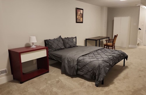 Ottawa Division Wohnung | Bright Basement Oasis with Private Bath/Self Check-In & Wifi & Parking in Kanata