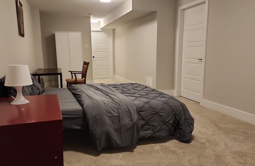 Ottawa Division Wohnung | Bright Basement Oasis with Private Bath/Self Check-In & Wifi & Parking in Kanata