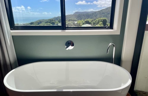 Piha Haus | Panoramic Views. Modern Batch. Walk to the beach.