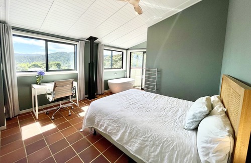 Piha Haus | Panoramic Views. Modern Batch. Walk to the beach.