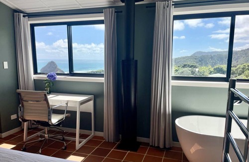 Piha Haus | Panoramic Views. Modern Batch. Walk to the beach.