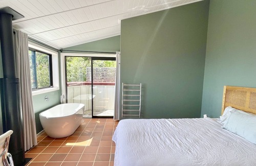 Piha Haus | Panoramic Views. Modern Batch. Walk to the beach.