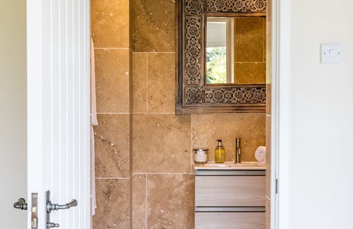 Pulborough Kabine | A tranquil Boathouse tailor-made for couples seeking a luxurious getaway.