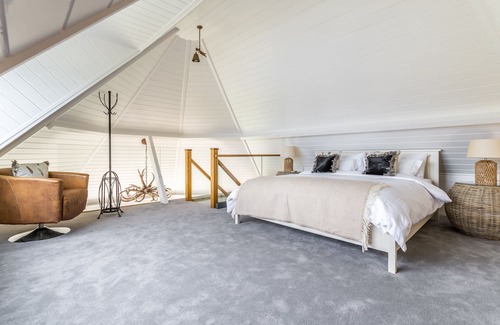 Pulborough Kabine | A tranquil Boathouse tailor-made for couples seeking a luxurious getaway.