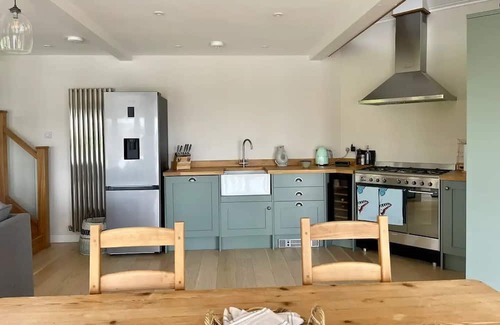 Pulborough Kabine | A tranquil Boathouse tailor-made for couples seeking a luxurious getaway.