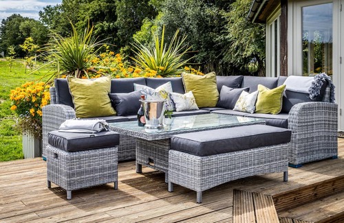 Pulborough Kabine | A tranquil Boathouse tailor-made for couples seeking a luxurious getaway.