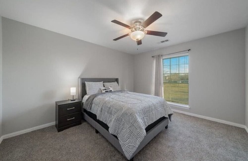 Royse City Haus | Large 3 acre w/private pond country getaway home sleeps 12