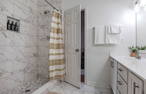 Ellendale Haus | The Queen Bee Suite: Work & Relax Retreat (C)