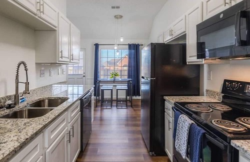 Ellendale Haus | The Queen Bee Suite: Work & Relax Retreat (C)