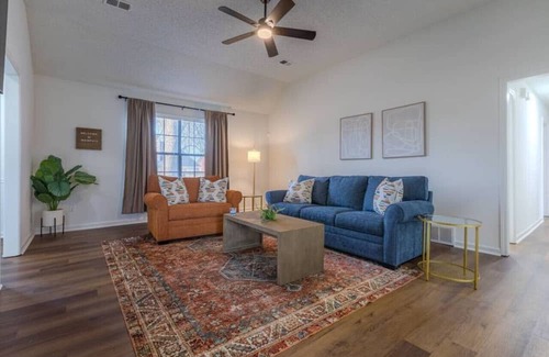 Ellendale Haus | The Queen Bee Suite: Work & Relax Retreat (C)