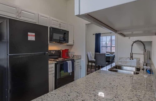 Ellendale Haus | The Queen Bee Suite: Work & Relax Retreat (C)