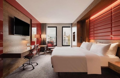 The Hague Center Haus | Unwind and Indulge In Our Oasis! Pet-friendly Property!