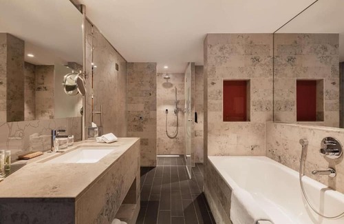 The Hague Center Haus | Stay, Explore, and Unwind in Den Haag's Heart! 3 Relaxing Units, Pets Allowed!