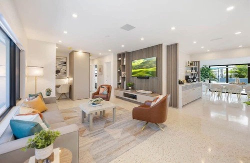 North Corals Haus | Luxury Heated Pool Tiki Grill 1 Mi to Beach