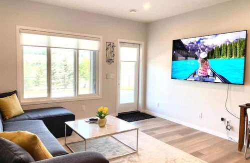 Keith Wohnung | Scenic Waterfront Guest Suite, near Banff & Ski