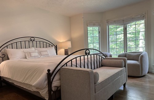 Mayfield Haus | Woodland Hill's Charming 7BDR Home