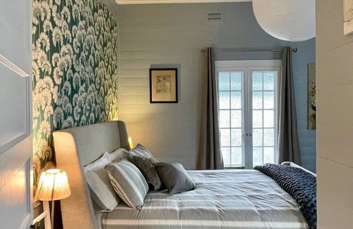 Rosebank Haus | Rustic Two Br Cottage overlooking the Valley.