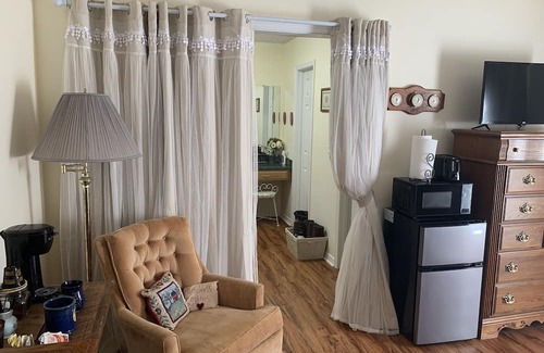 Atmore Wohnung | Highland Haven studio guest suite. Cozy, comfy, private&convenient. Has it all!