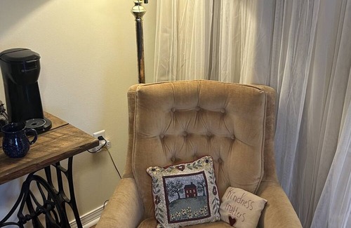 Atmore Wohnung | Highland Haven studio guest suite. Cozy, comfy, private&convenient. Has it all!