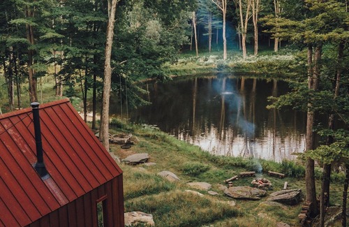 Thompson Ridge Kabine | The Pond House - An award winning, modern cabin within the Catskills forest.