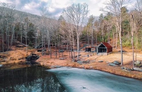 Thompson Ridge Kabine | The Pond House - An award winning, modern cabin within the Catskills forest.