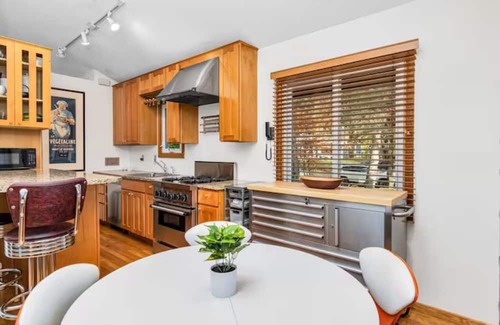 Cedar-Isles-Dean Haus | Uptown mpls 4-bedroom house near lakes and downtown mpls!