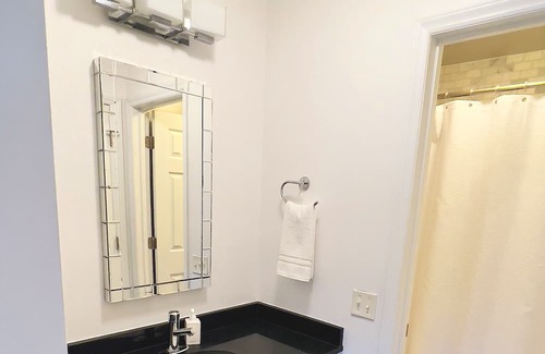 Cherry Eigentumswohnung | Elegant & Cozy 2BR Retreat in Historic Meyers Park. Swimming Pool and Terrace!