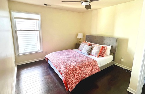 Cherry Eigentumswohnung | Elegant & Cozy 2BR Retreat in Historic Meyers Park. Swimming Pool and Terrace!