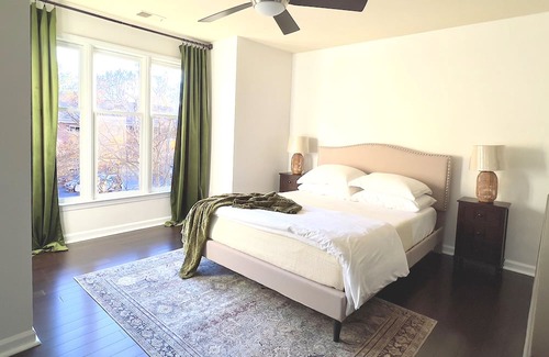 Cherry Eigentumswohnung | Elegant & Cozy 2BR Retreat in Historic Meyers Park. Swimming Pool and Terrace!