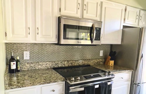 Cherry Eigentumswohnung | Elegant & Cozy 2BR Retreat in Historic Meyers Park. Swimming Pool and Terrace!