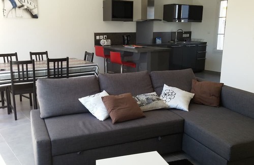 Port District Haus | Spacious house with swimming pool close to the beach
