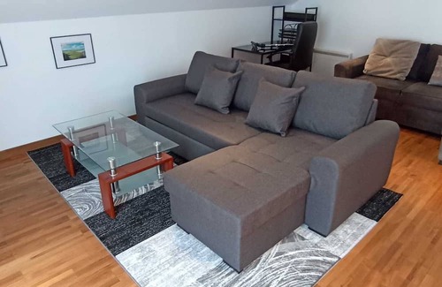 Port District Haus | Spacious house with swimming pool close to the beach