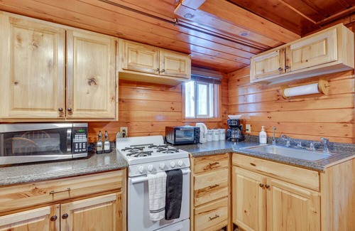 Weirs Beach Kabine | Laconia Cabin w/Grill: 2 Mi to Weirs Beach!