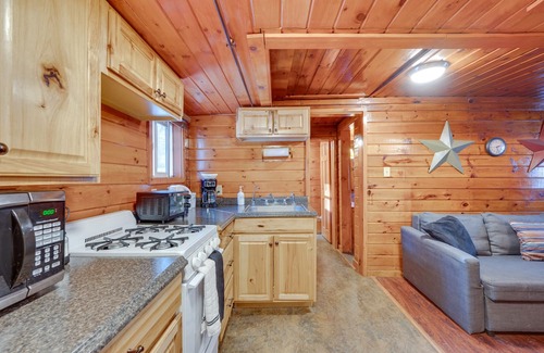 Weirs Beach Kabine | Laconia Cabin w/Grill: 2 Mi to Weirs Beach!